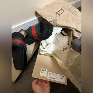 Gucci slides like new wearing a couple of hours